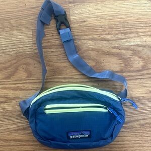 PATAGONIA NEW! navy blue fanny pack